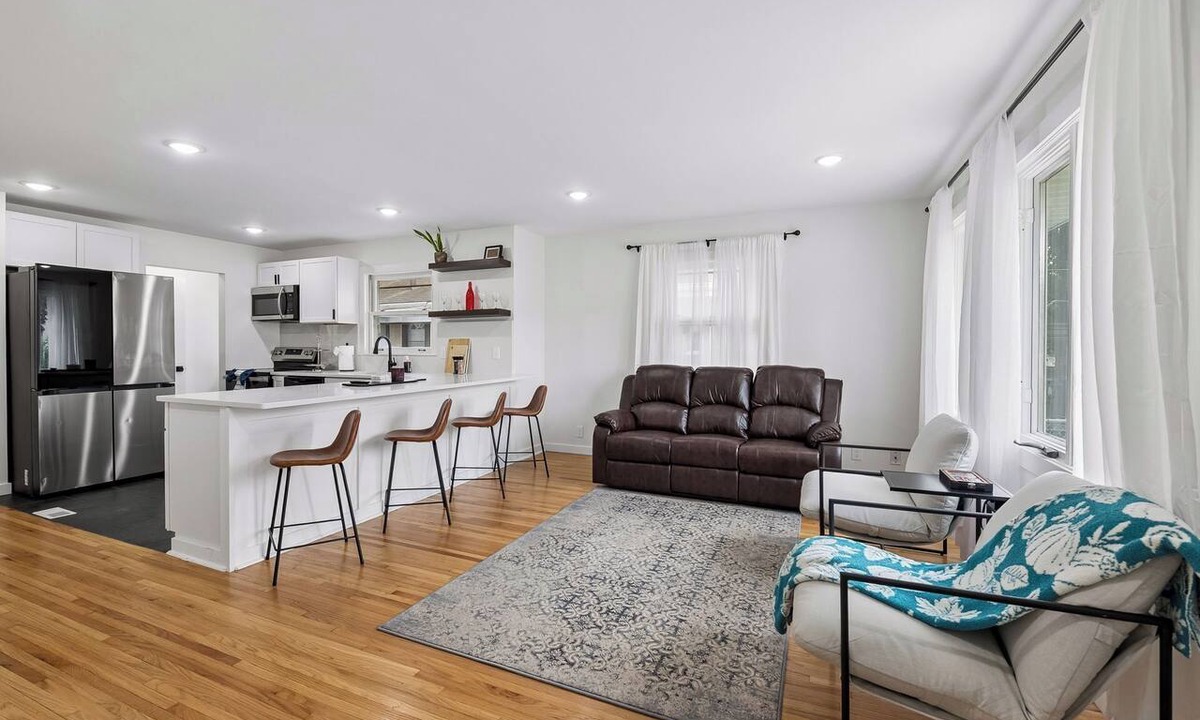 Diamond Lake House | 10 Minutes to MSP Mall of America Sleeps 5