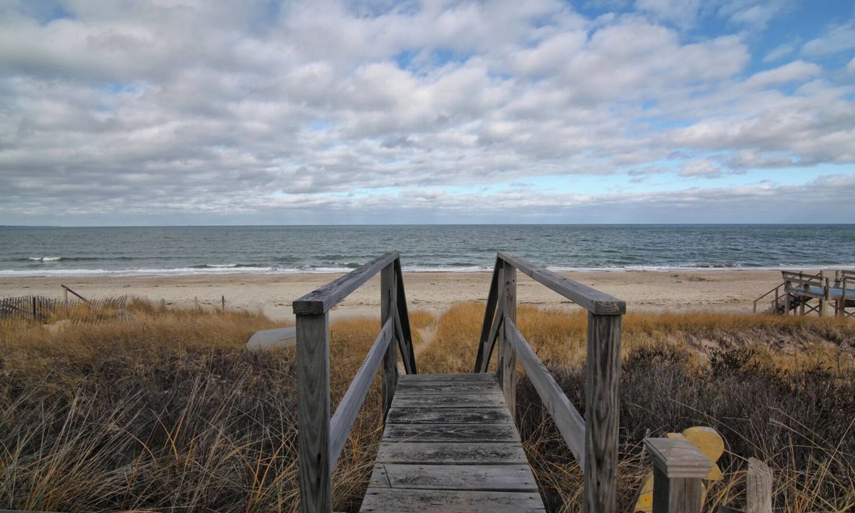 East Sandwich Cottage | 105 N. Shore Blvd B- Waterfront 3 BR Duplex on E. Sandwich Beach