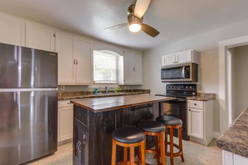 Carthage House | 2 Mi to Spring River Fishing! Quiet Escape w/Yard