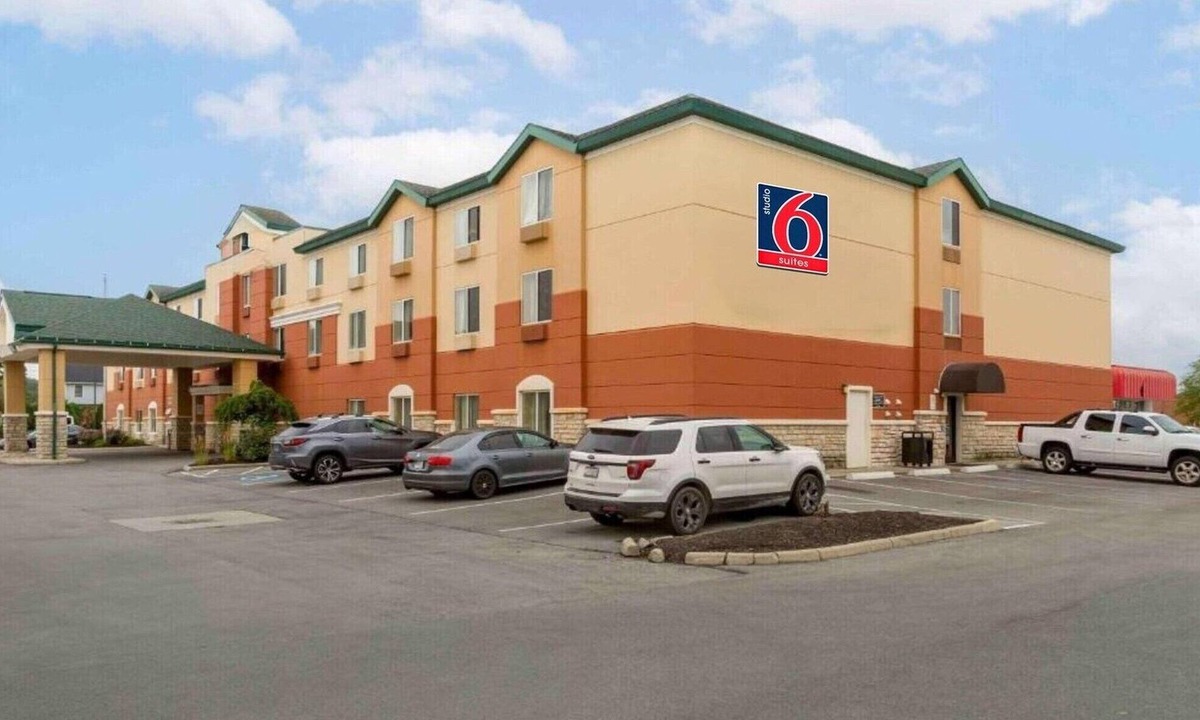 Findlay Apartment | 2 Queen Beds | Non-Smoking, Kitchen