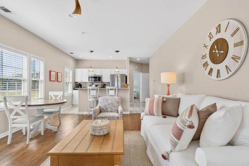 Sea Trail Apartment | 2BR Condo with Golf Views Near Sunset Beach