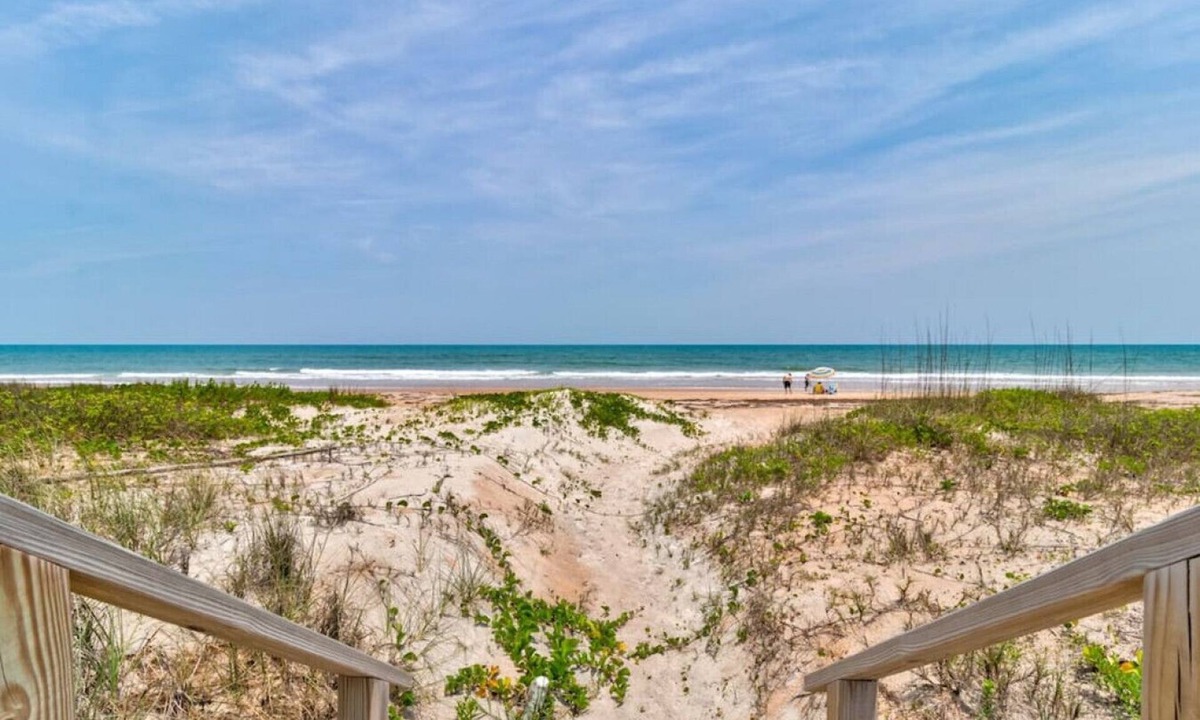 O'byrne Cottage | 3 Bedroom 2 Bath Pet Friendly Ocean View 4 Houses From Beach