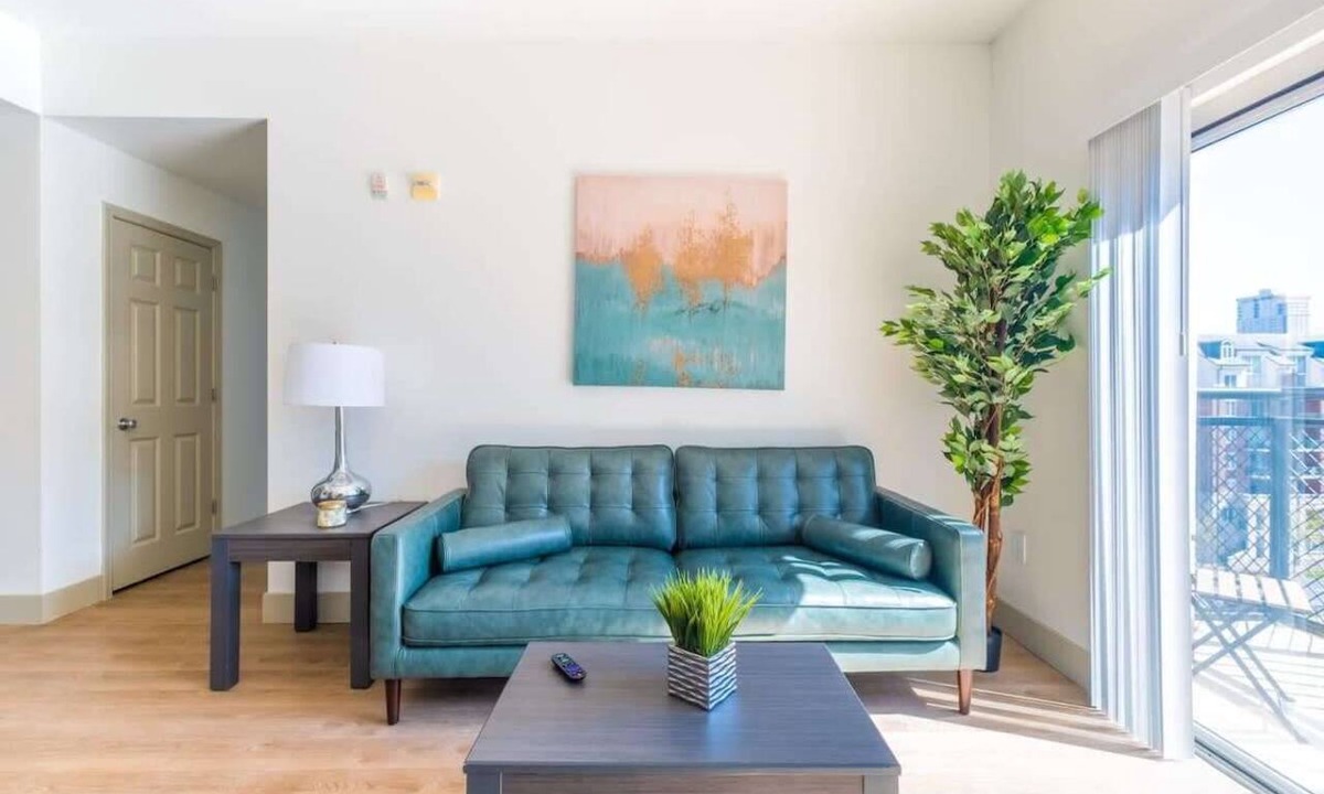 Charlotte Center City Apartment | 3BR Modern Downtown Apartment with Gym & Office