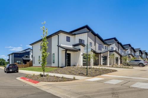 Bentonville - Fayetteville House | 5 Mi to Walmart AMP: Modern Townhome w/Yard!