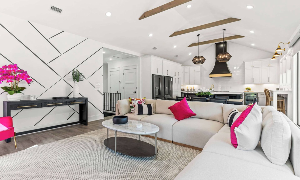 Long Beach House | 8 Bdrm | Private Pool | 5 minute walk to beach