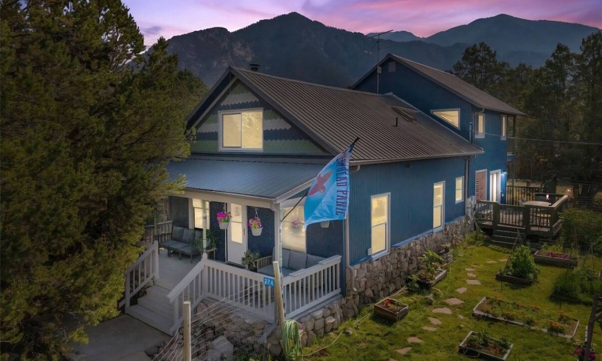 Crestone House | A serene retreat tucked into the heart of Crestone.