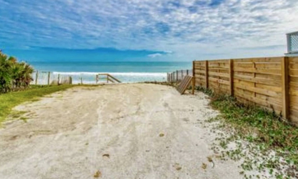 Vilano Beach Cottage | Adorable Beach Haus, walk to the beach and intercoastal.