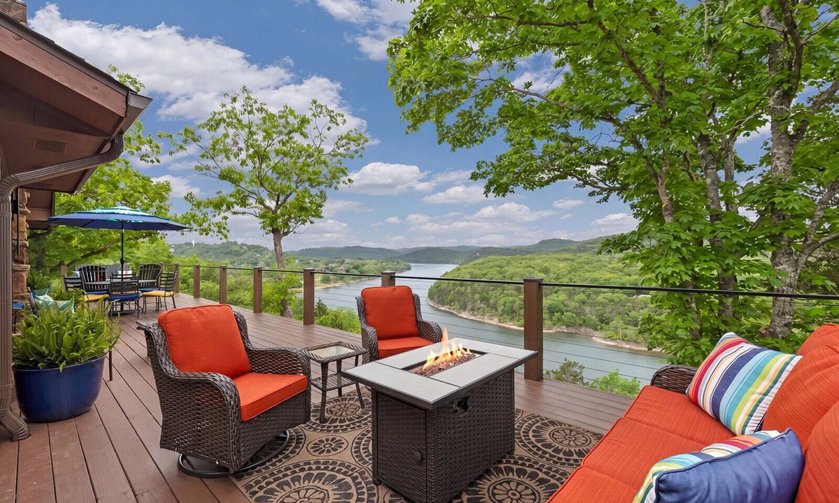 Eureka Springs House | AR-MO-re. Table Rock Mountain views, minutes from Eureka Springs, dog friendly.