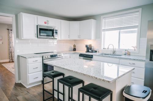 Danville House | Avalon Cottage with hot tub