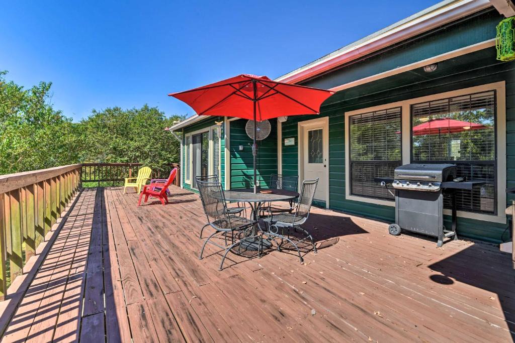 Long Mott House | Bay Access & Dock: Riverfront Tivoli Escape