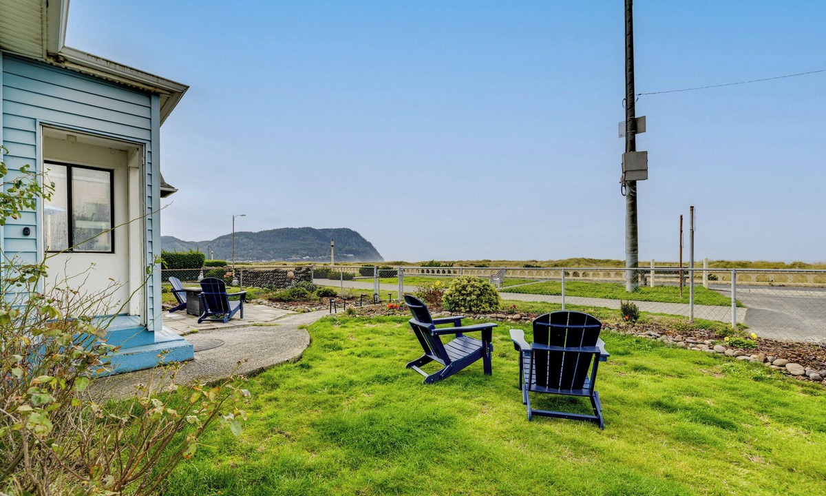 Seaside Cottage | Beachfront Cottage on Seaside Promenade w/Hot Tub