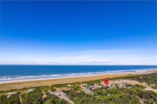Copalis Beach House | Beachfront with Loft & Fireplace in Copalis Beach