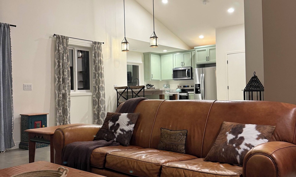 Santa Susana House | Beautiful new ranch guest house with stunning views