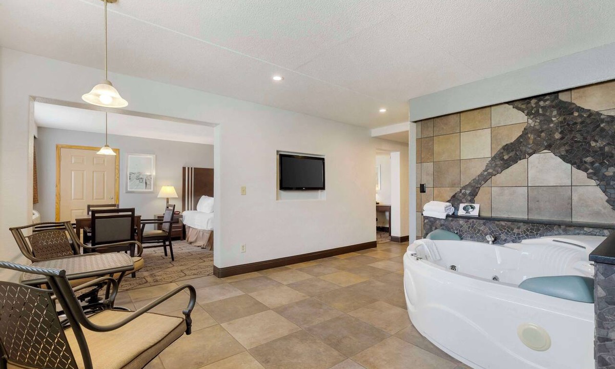 Cedar Rapids Hotel | Best Western Plus Longbranch Hotel & Convention Center