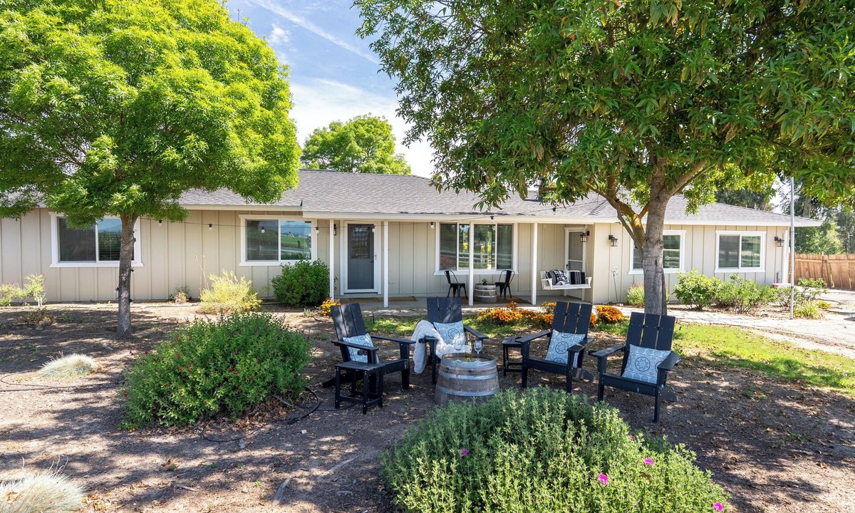 Paso Robles House | Boots & Barrels Ranch-2 master bedrooms,2 add'l bedrooms,3 baths, views, firepit