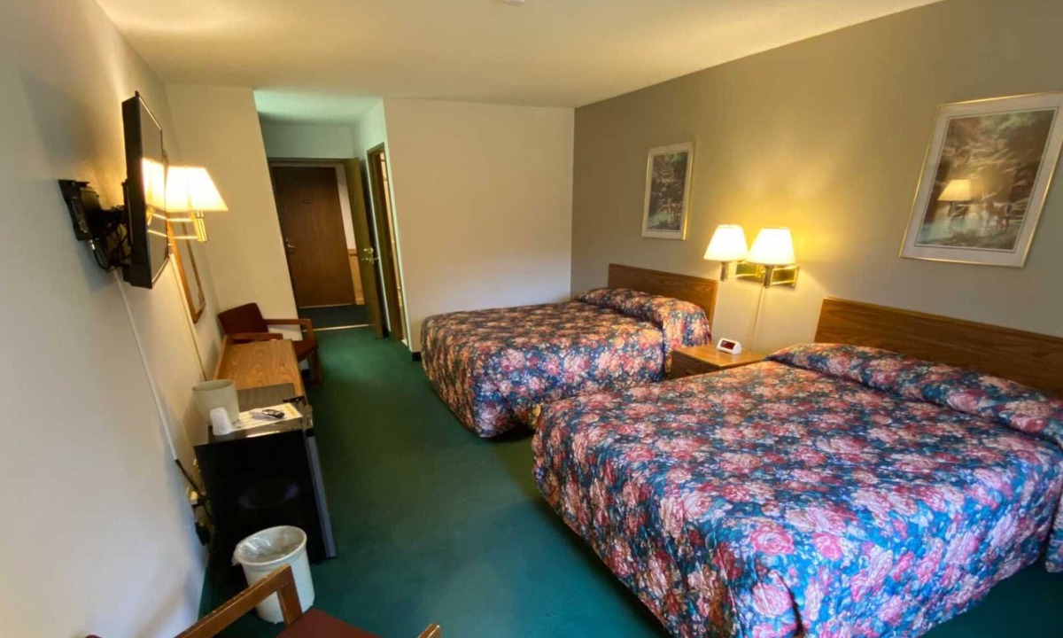 Boulder Junction Hotel | Boulder Bear Motor Lodge - Two Queen Beds 115 Front