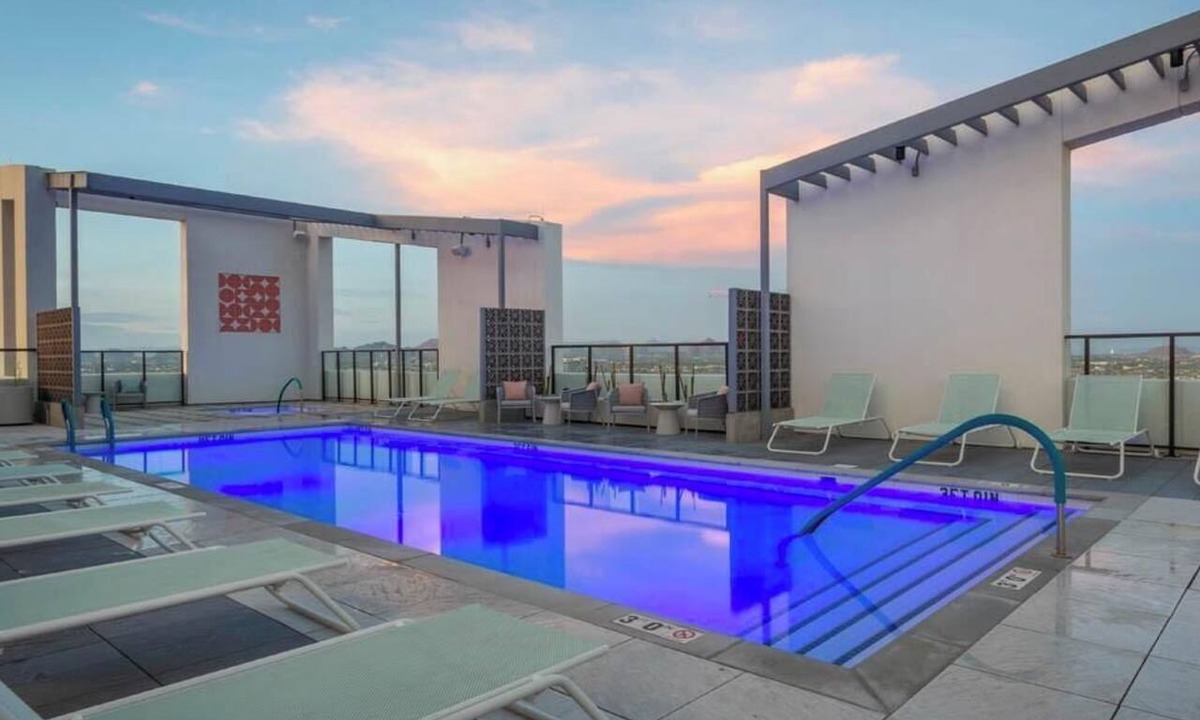 Evans Churchill Apartment | Boulevard Stays Modern Highrise STU Sky Pool, Gym 04
