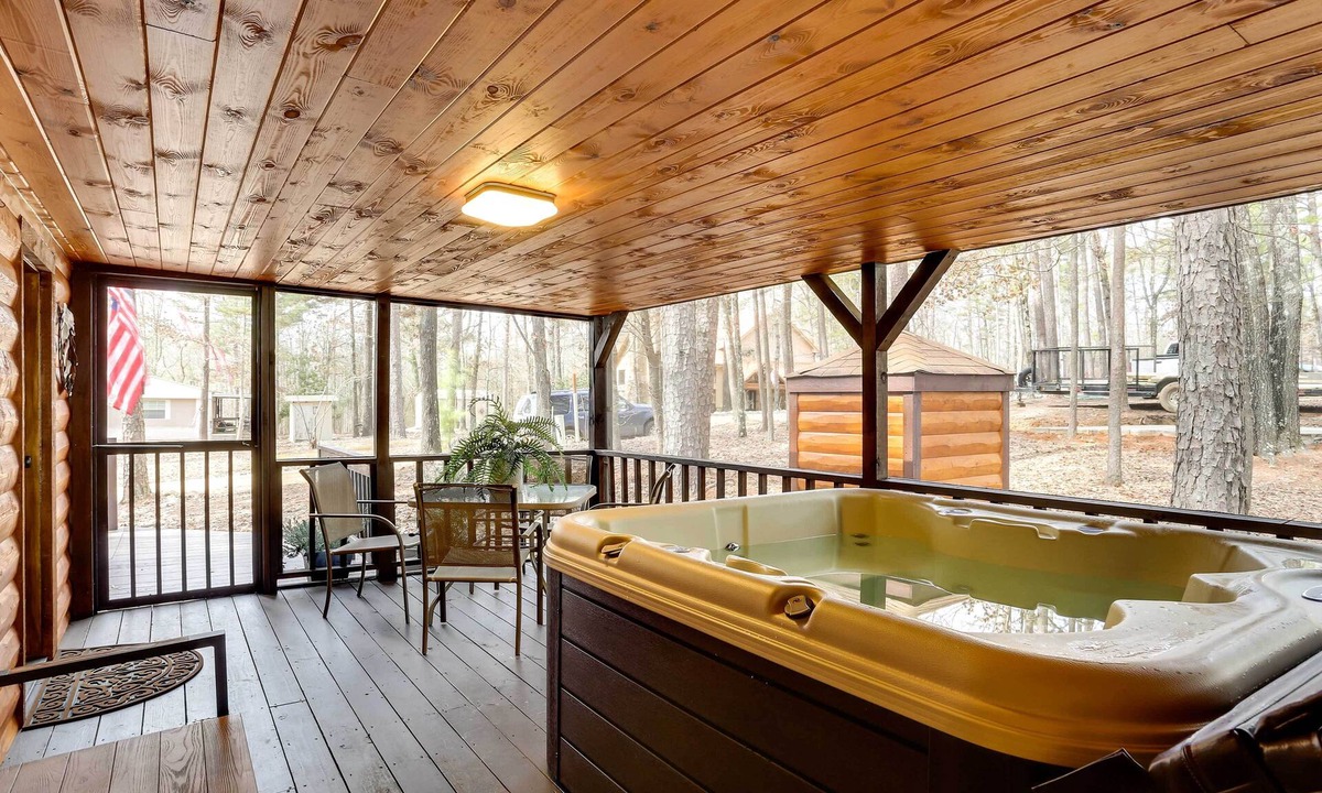 Broken Bow Cottage | Broken Bow Abode w/Hot Tub < 7 Mi to Lake!