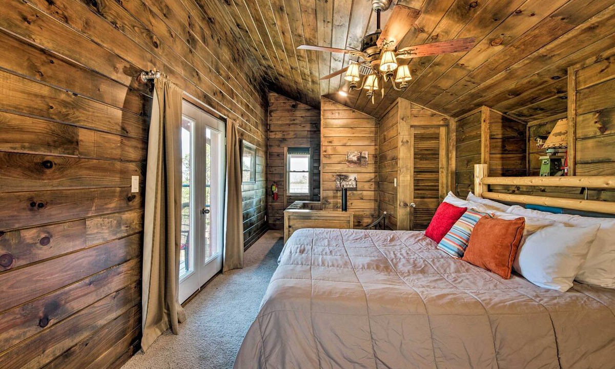 Broken Bow Cottage | Broken Bow Mountaintop Home w/Hot Tub!