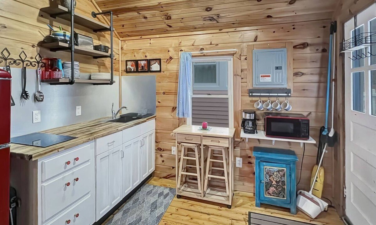 Ogunquit Cottage | Captain's Quarters, 1.5 miles to downtown Ogunquit!