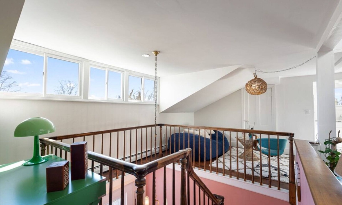 Historic Hill Apartment | Charming 2-bedroom apartment in Newport 30+ Day