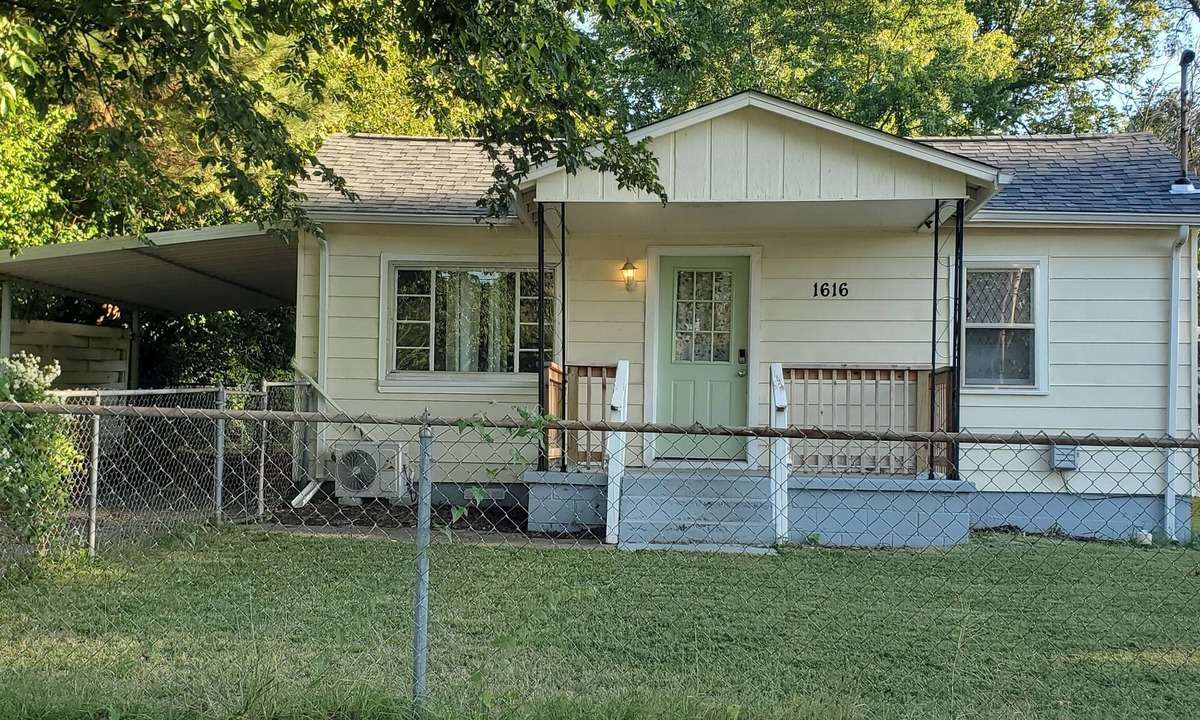 West Central House | Charming 2-bedroom house in enchanting Springfield.
