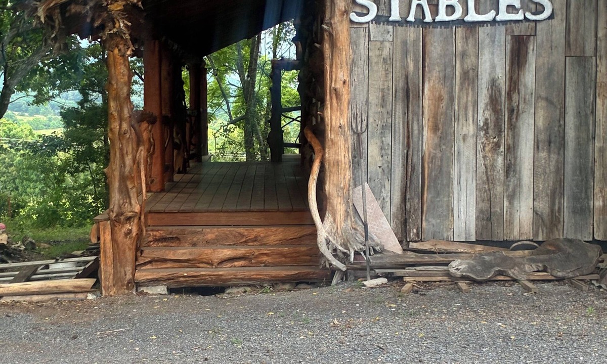 Saint Joe Cabin | Charming 3-bedroom Barndominium cabin with AC in Saint Joe