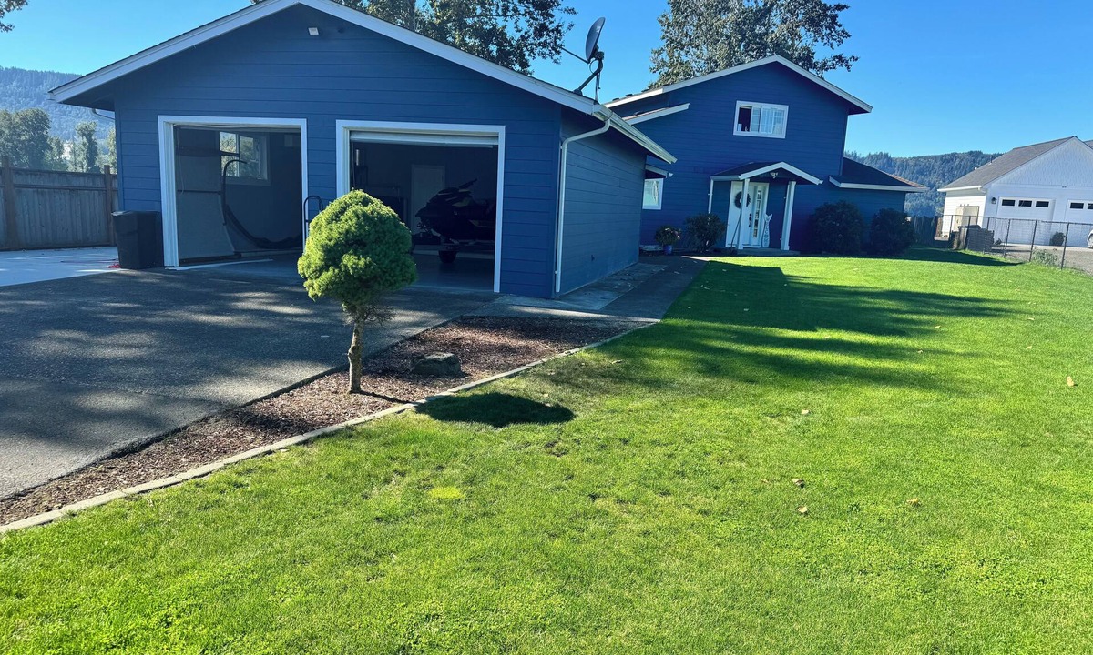 Cathlamet House | Charming 3-bedroom house with AC, WiFi in gorgeous Cathlamet waterfront home