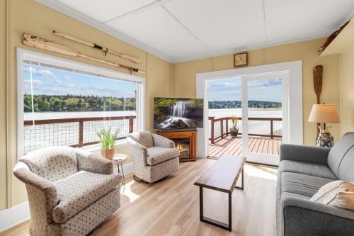 Burley House | Charming Beach Cabin in Quartermaster Harbor