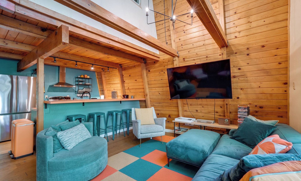 Strawberry Cabin | Charming Pinecrest Cabin w/Private Deck