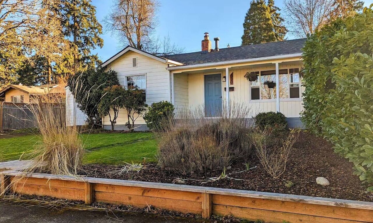 Southeast Eugene House | Charming South Eugene home, huge yard! Pet friendly!