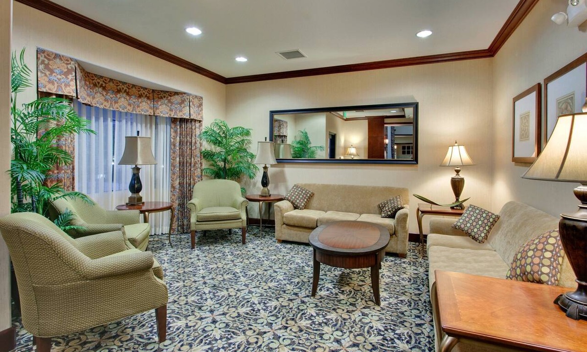 Glendale Sports and Entertainment District Apartment | Chic 2BR Suite w/3 Beds | Free Breakfast + Pool