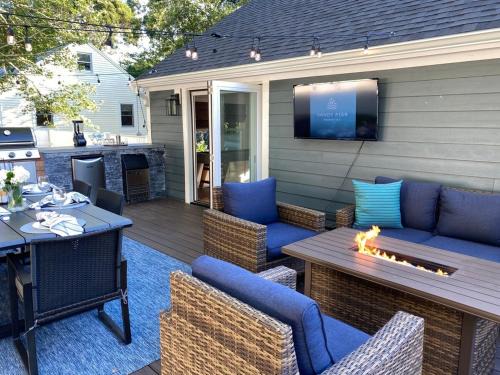 East Dennis House | Close2Beach, SpeakEasyBar,HotTub, PetsOK, Firepit