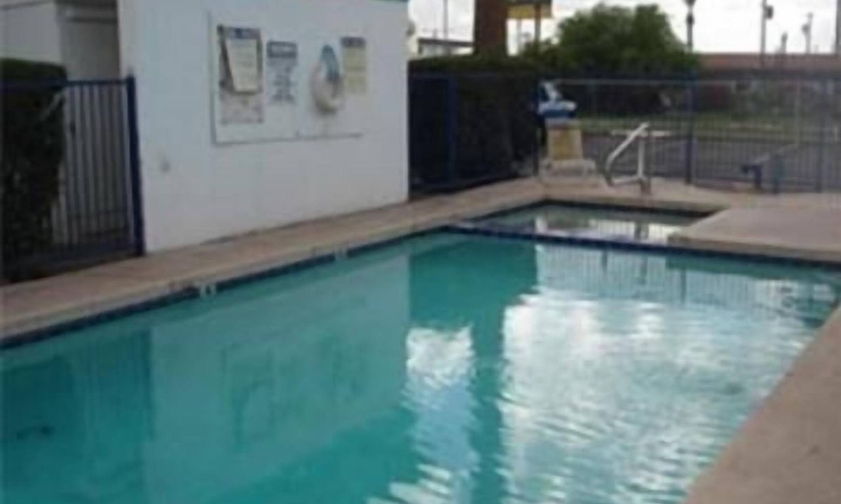 East Mesa Hotel | Colonade Motel