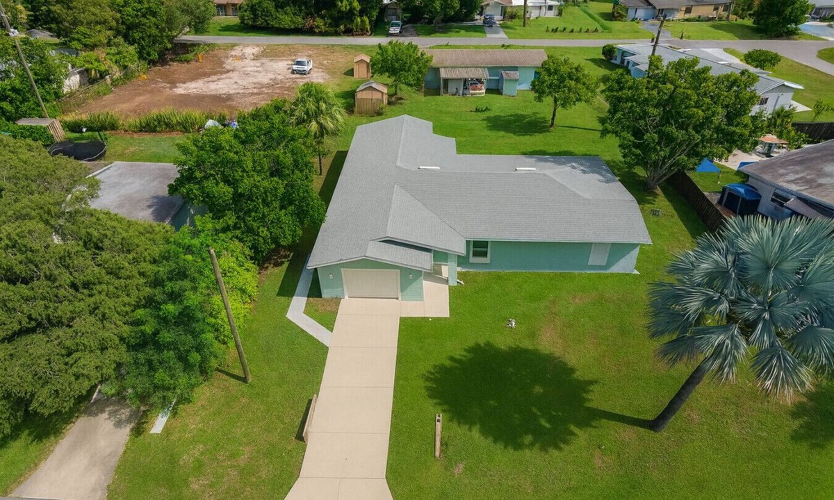 Lehigh Acres House | Comfy 2BR Stay with En-Suite & Full Kitchen
