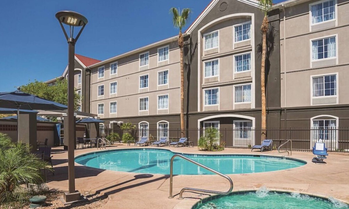 Ahwatukee Foothills House | Convenient Stay in Arizona! 2 Comfortable Units, Free Breakfast, Onsite Pool