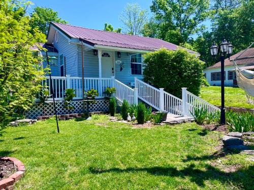 Noel House | Cozy 3 Bedroom Home a short walk to Main Street Shadow Lake Dance Night Club