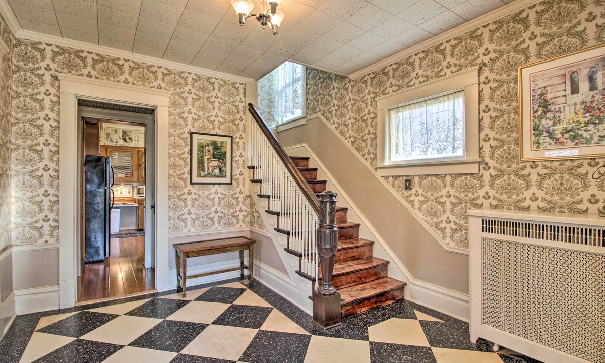 Appleton Cottage | Cozy Appleton Getaway w/Screened-in Porch + Yard!