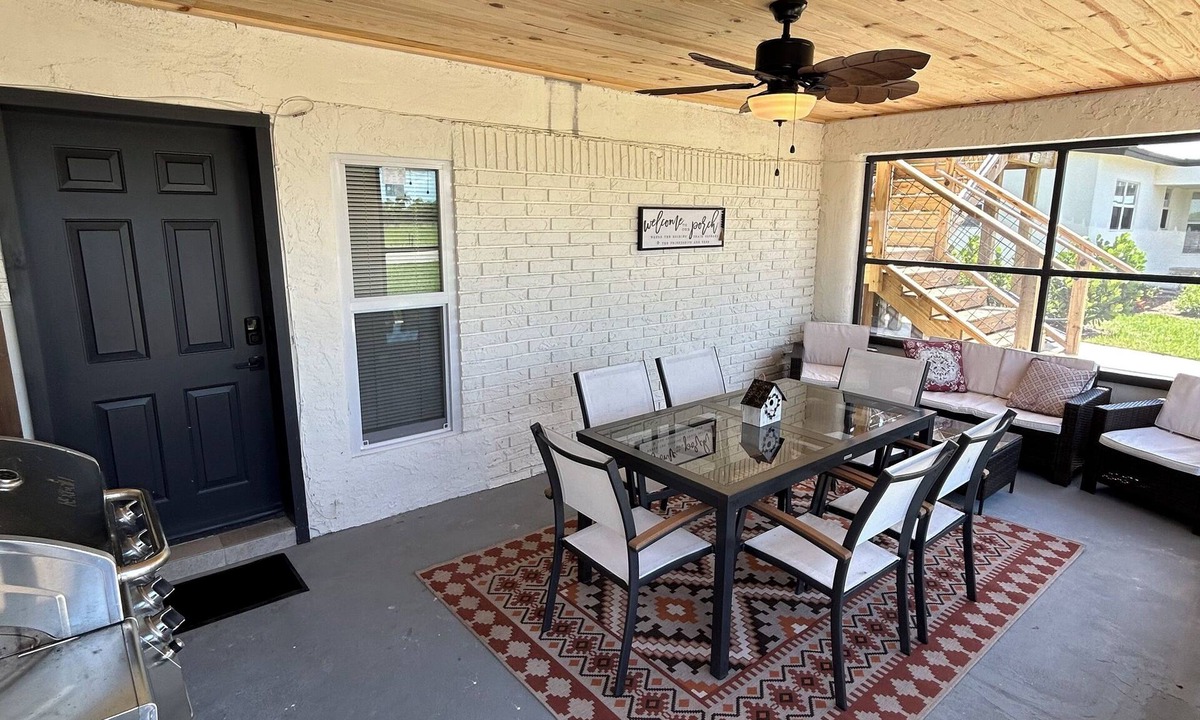 Taylor Creek House | Cozy Cattle View Cottage