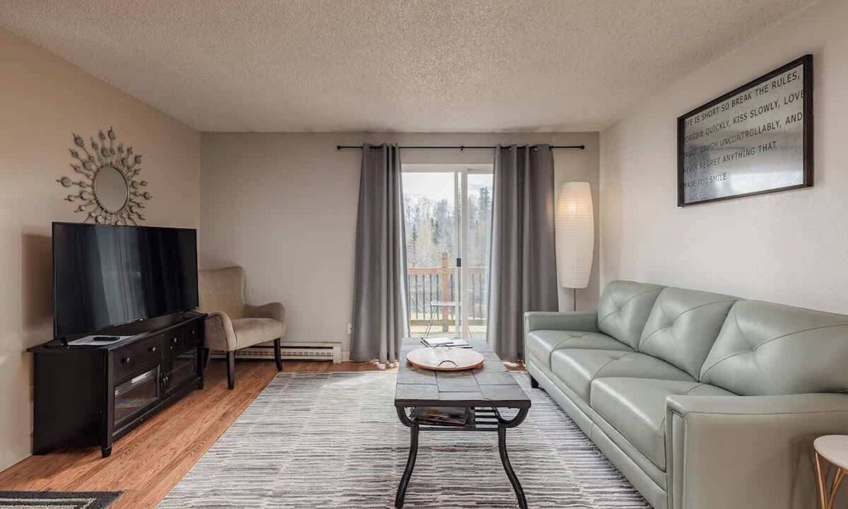 Taku - Campbell Apartment | Cozy Creekside Retreat -2BR Near Airport