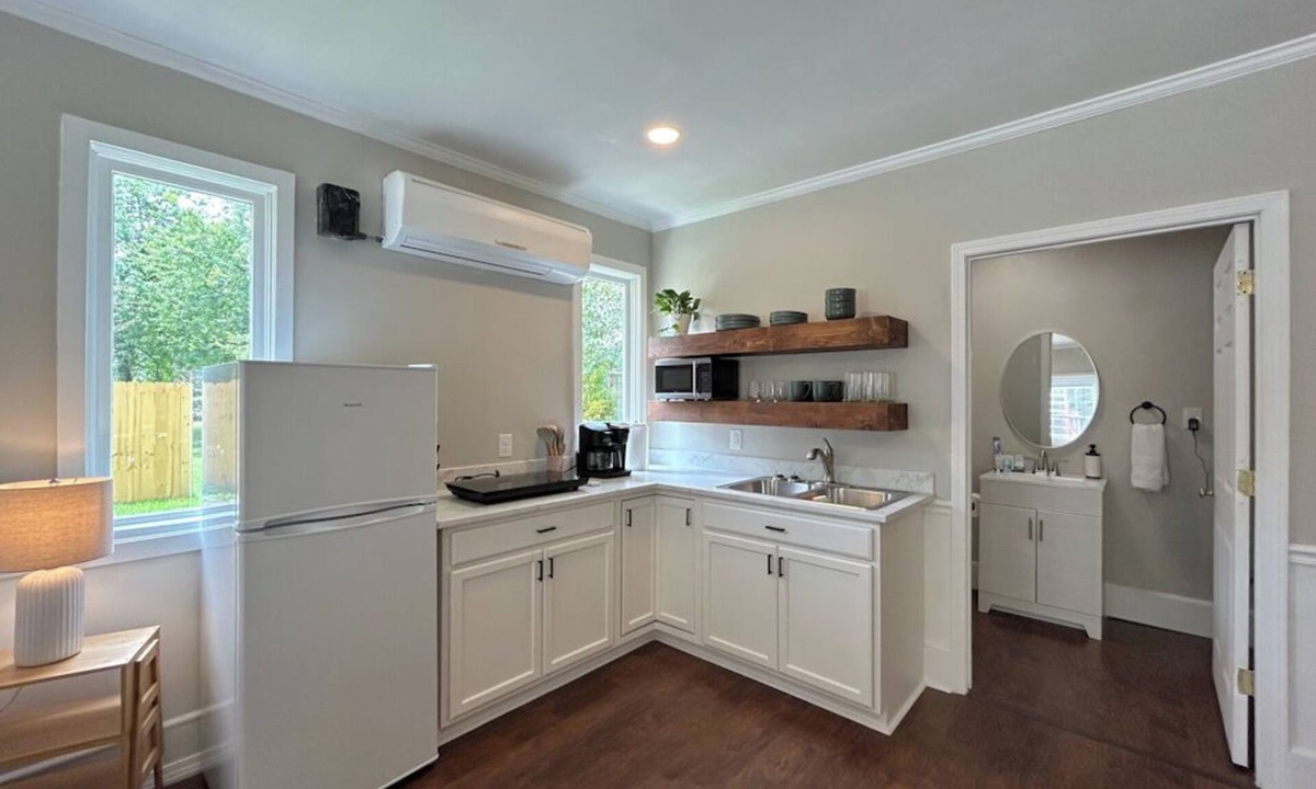 Westgate Apartment | Cozy studio in adorable Jacksonville with WiFi, AC, Kitchenette.