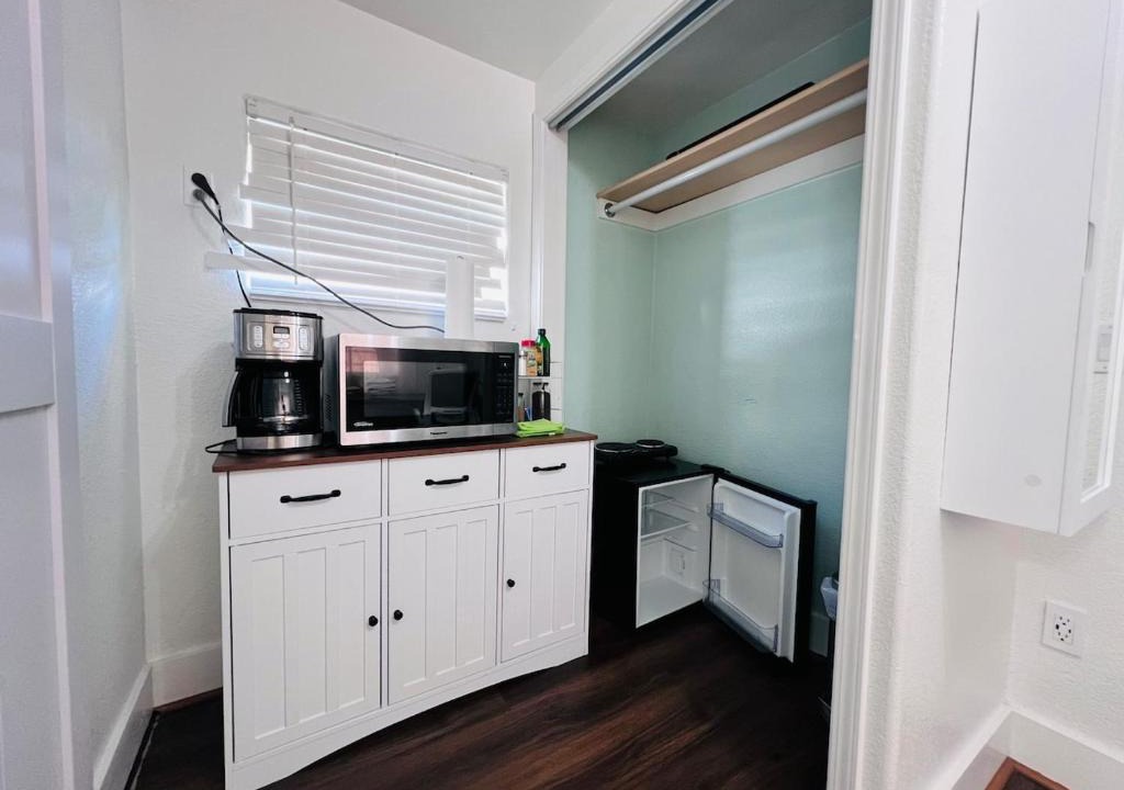 Everett House | Cozy Suburb Studio - Private Entrance