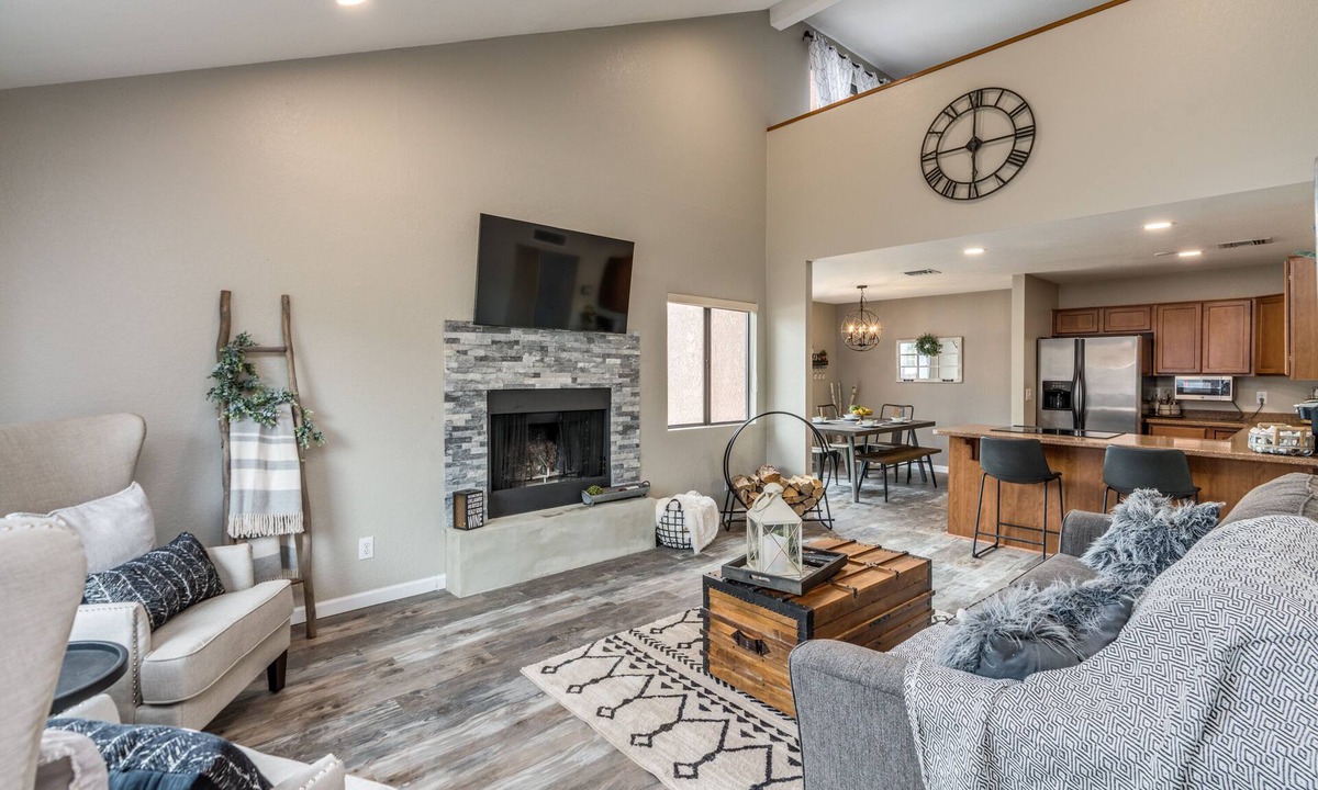 Tucson House | Cozy, Unique, Clean Condo with pool, walking distance from Sabino Canyon Tours!