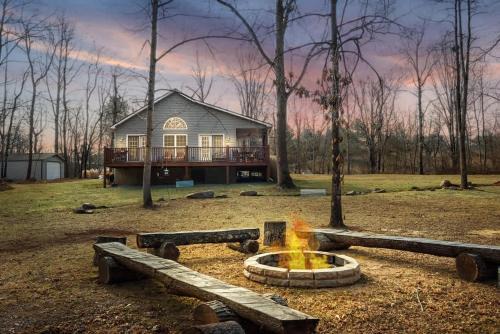 Berkeley Springs House | Creekside Mariposa Cottage - Hot Tub & Fire Pit