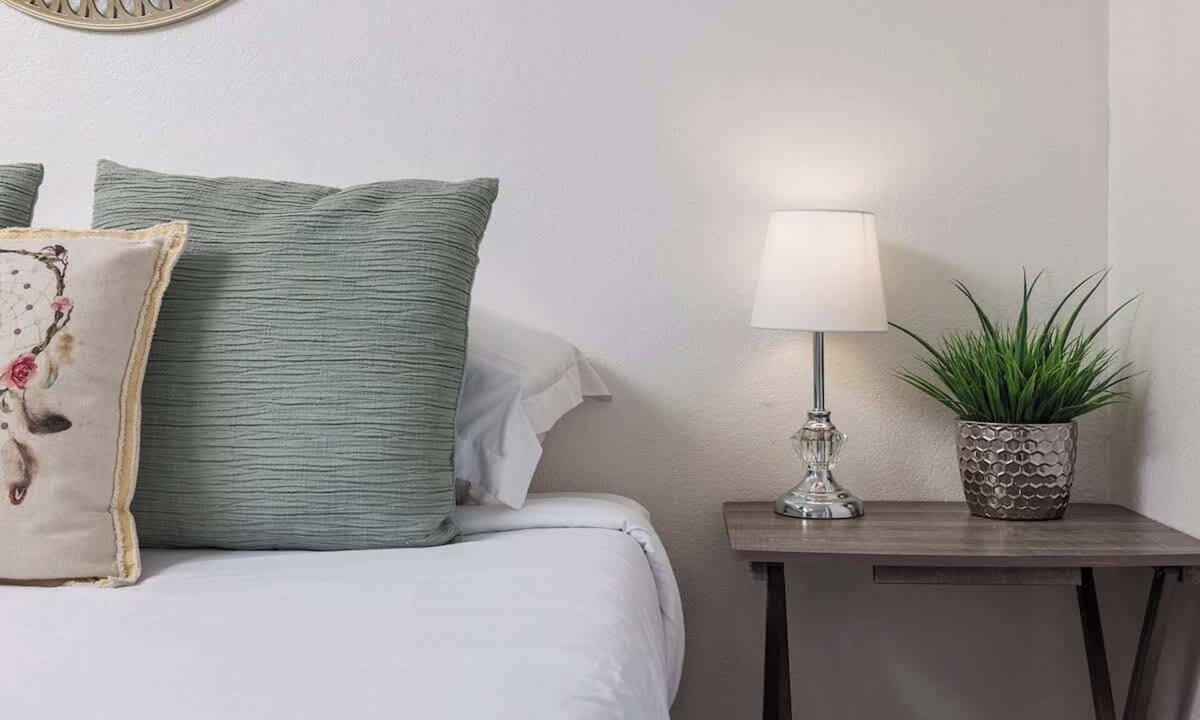 Taku - Campbell Apartment | Creekside Two-Bedroom Apartment Near Airport