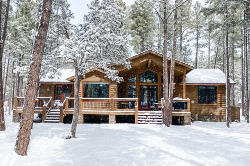Mountain Pine Estates House | Deck + Fire Pit: Family-Friendly Lakeside Retreat