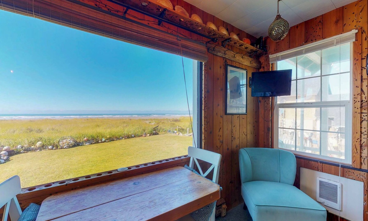 Moclips Apartment | Dog-friendly waterfront studio cottage with private beach access