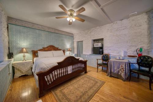 Eureka Springs Historic District Apartment | Downtown Hideaway Ste Piedmont