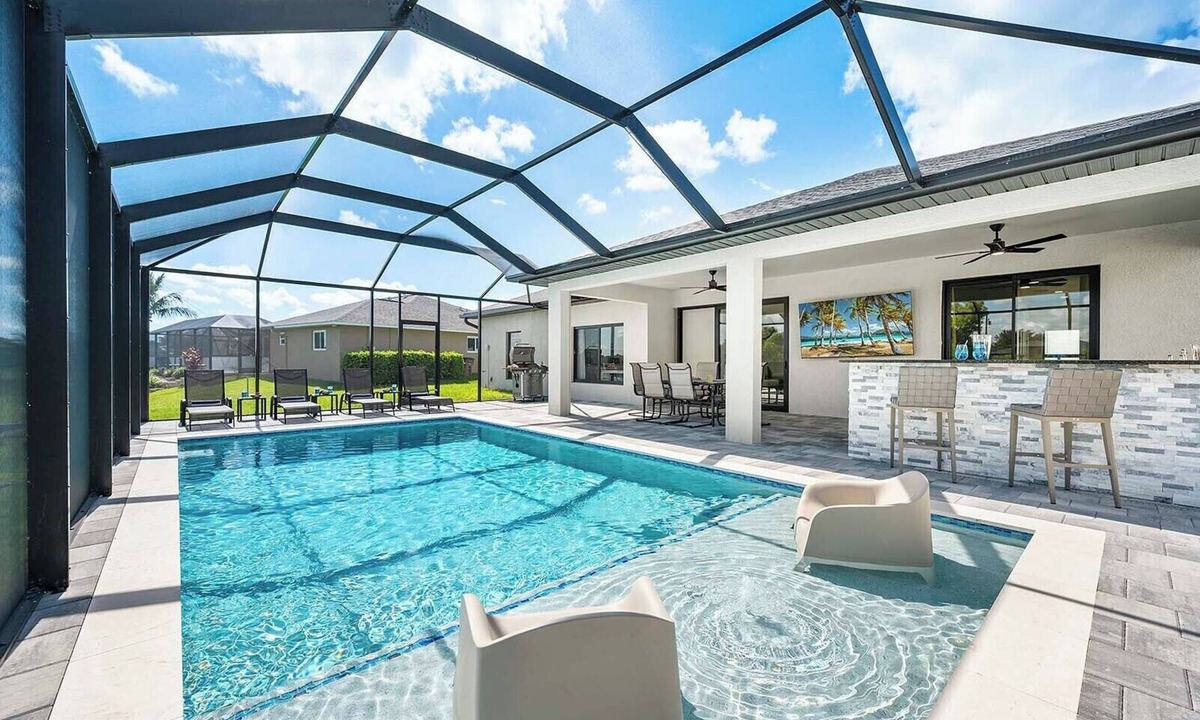 Diplomat House | Dream View - Freshwater Canal Home with Outdoor Bar