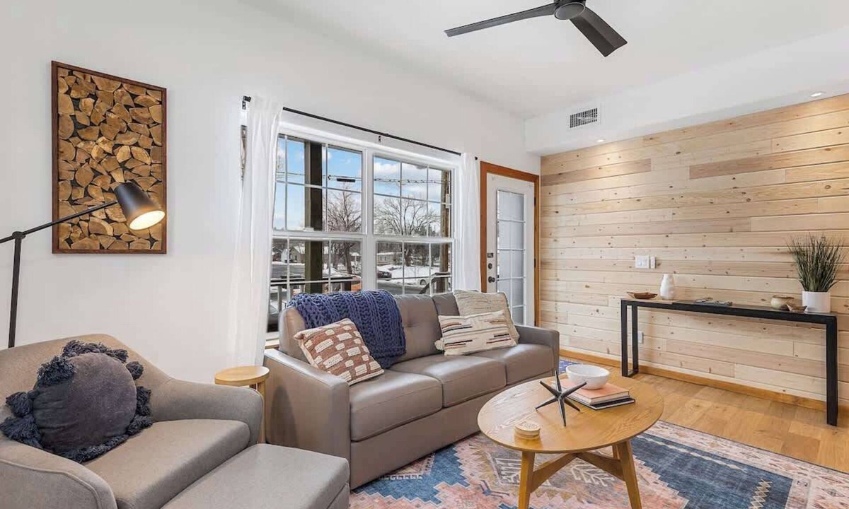 Southside House | DT Flag | Immaculate Design | AC | Pet-Friendly!